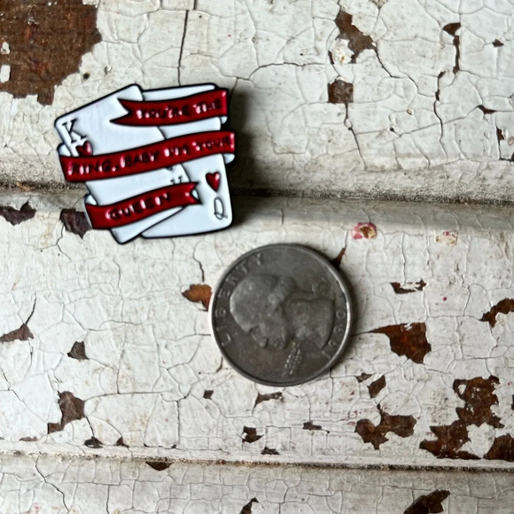 NEW Taylor Swift inspired “you’re the king baby I’m your queen” card enamel pin - Picture 2 of 3